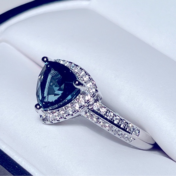 925 Sterling Silver Trillion Cut Blue Topaz Ring - Picture 4 of 8
